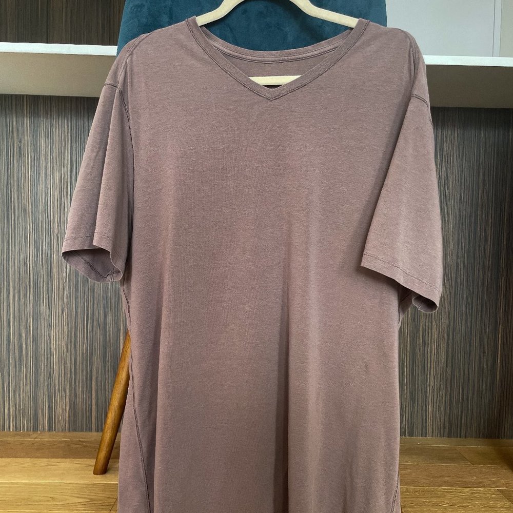 lululemon 5 year basic short sleeve v neck t shirt men's size: XL